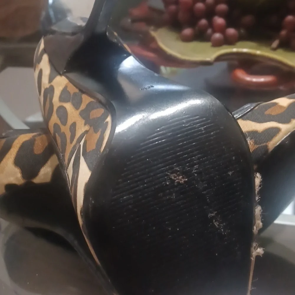 8 5 GUESS HEELS, LOTS OF LIFE LEFT!!